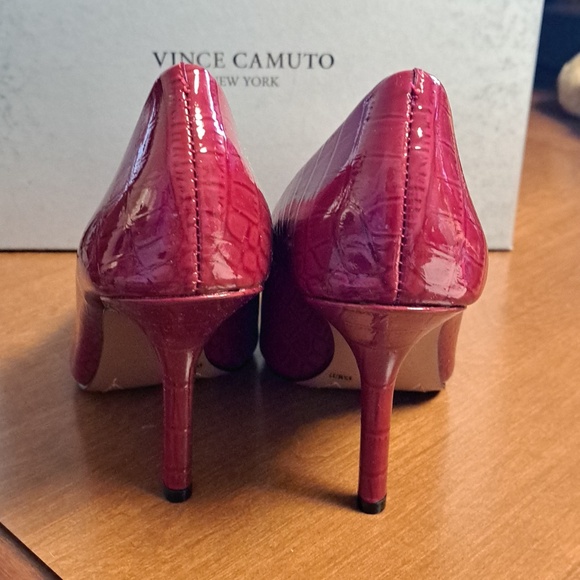 Vince Camuto 6.5 Burgundy Croc-Embossed Pointed Toe Pumps - Picture 4 of 6